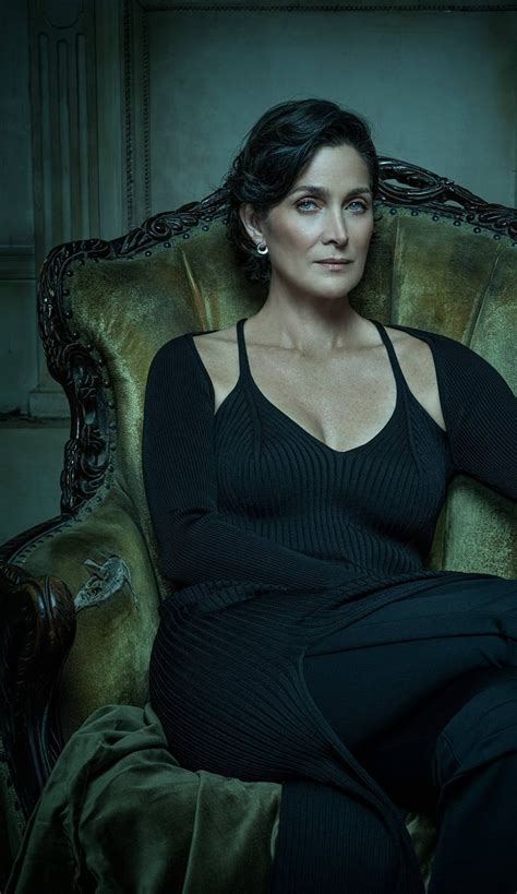 carrie-anne moss boobs